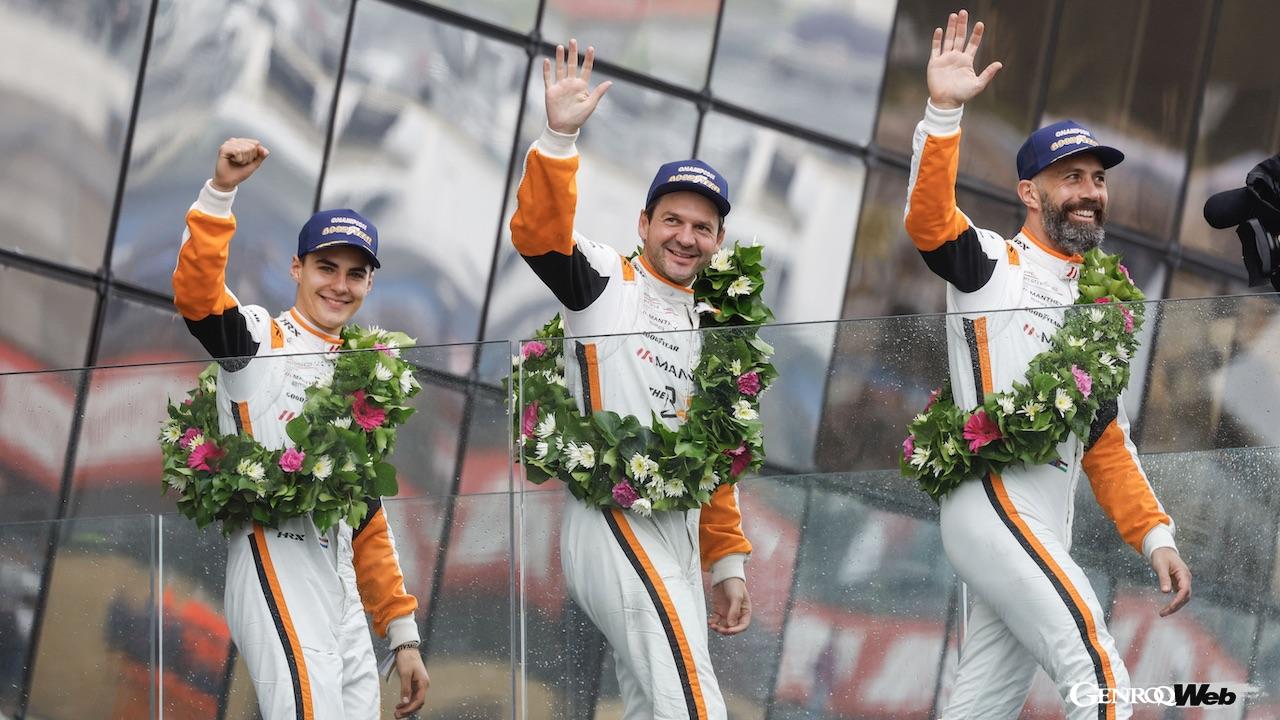 マンタイ・EMAのポルシェ 911 GT3 R LMGT3 91号車は、圧倒的な強さでル・マン24時間レースを制覇。写真は91号車をドライブした、左からモリス・シューリング、リヒャルト・リーツ、ヤッセル・シャヒン。