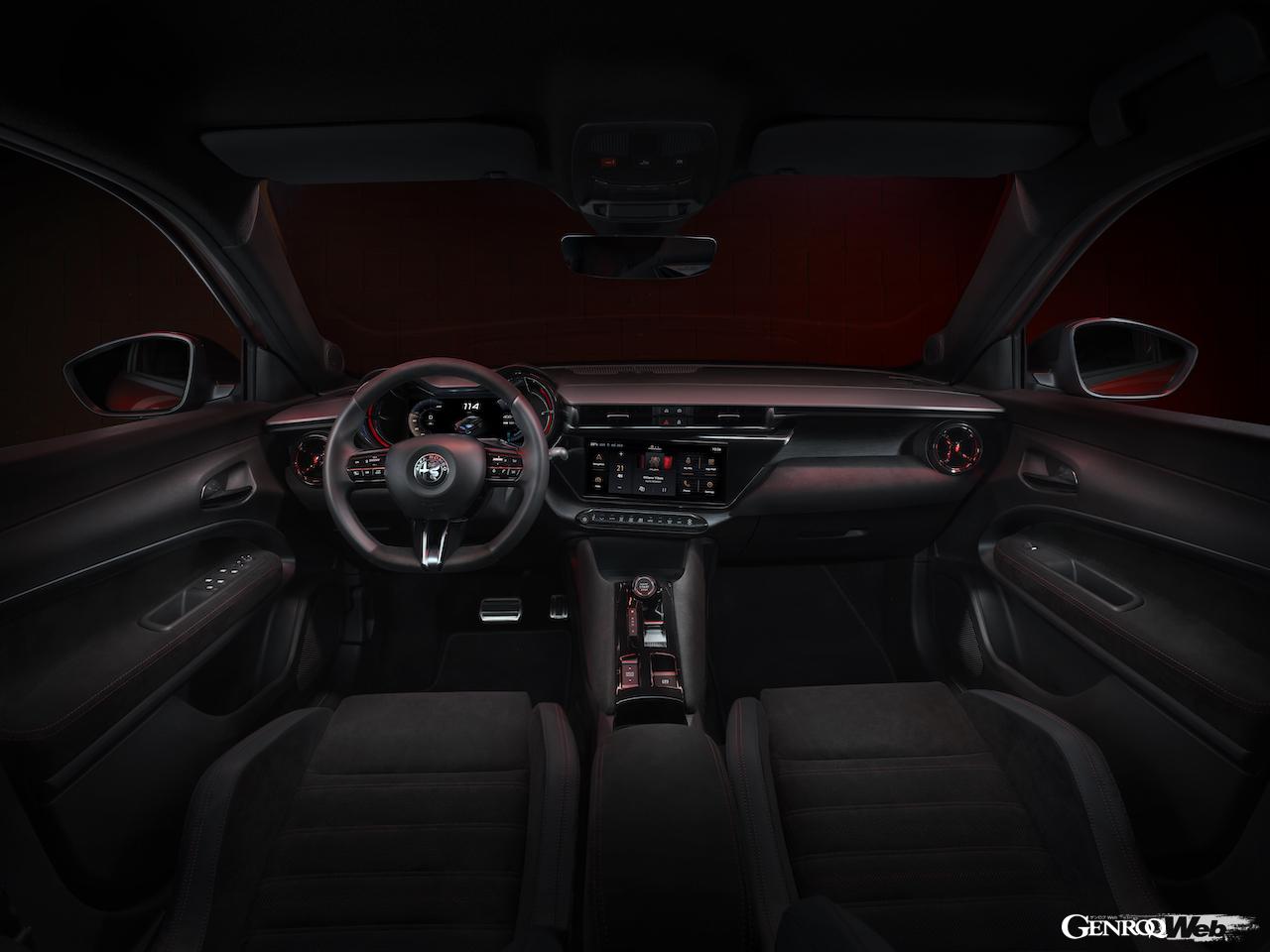 ハイパフォーマンス電動クロスオーバー「アルファロメオ ジュニア ヴェローチェ」のインテリア。