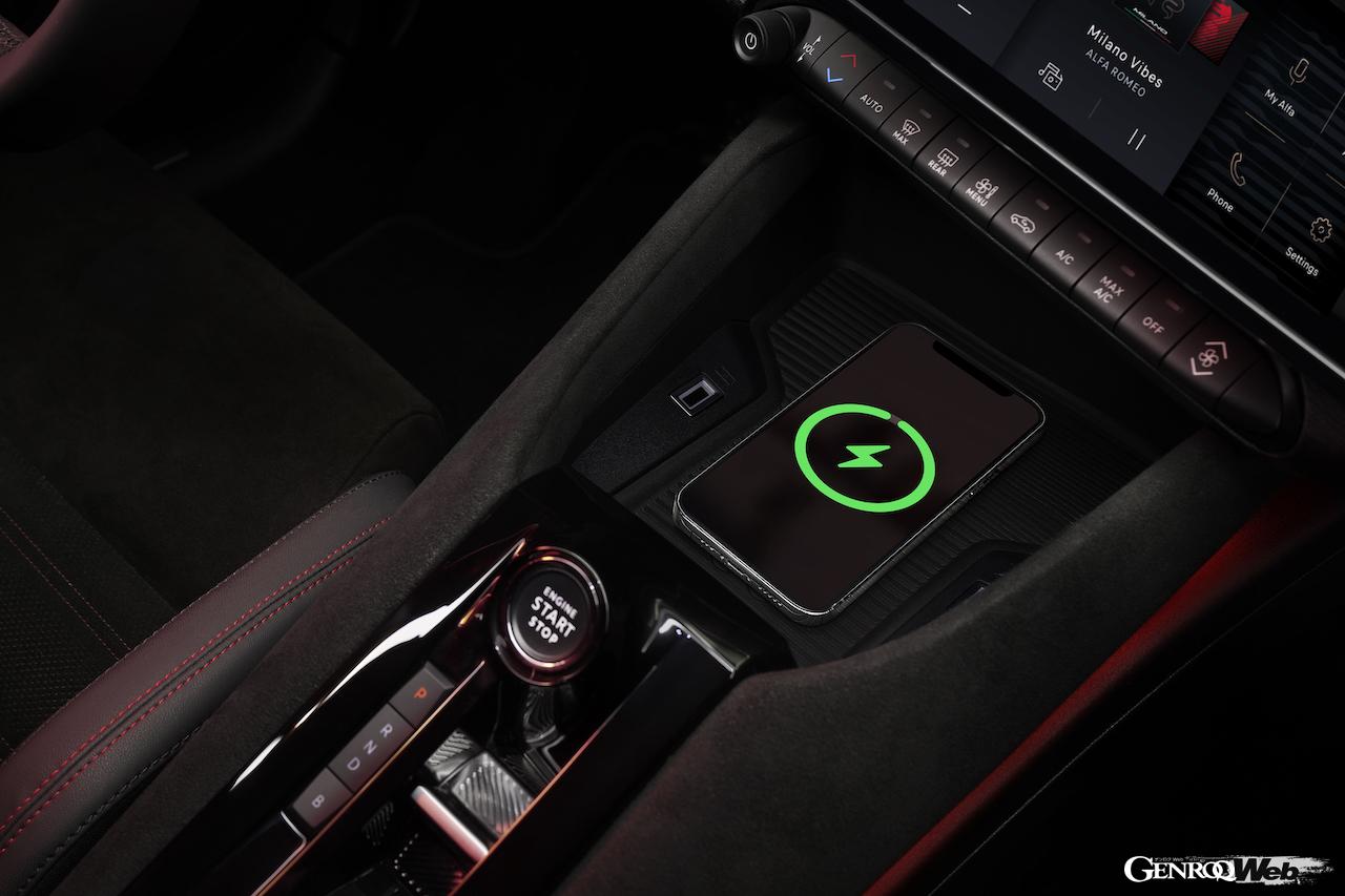 ハイパフォーマンス電動クロスオーバー「アルファロメオ ジュニア ヴェローチェ」のインテリア。