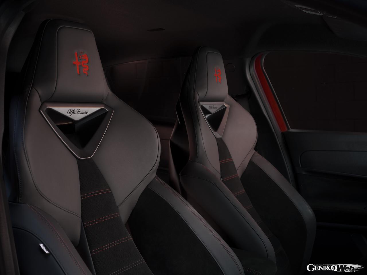 ハイパフォーマンス電動クロスオーバー「アルファロメオ ジュニア ヴェローチェ」のインテリア。