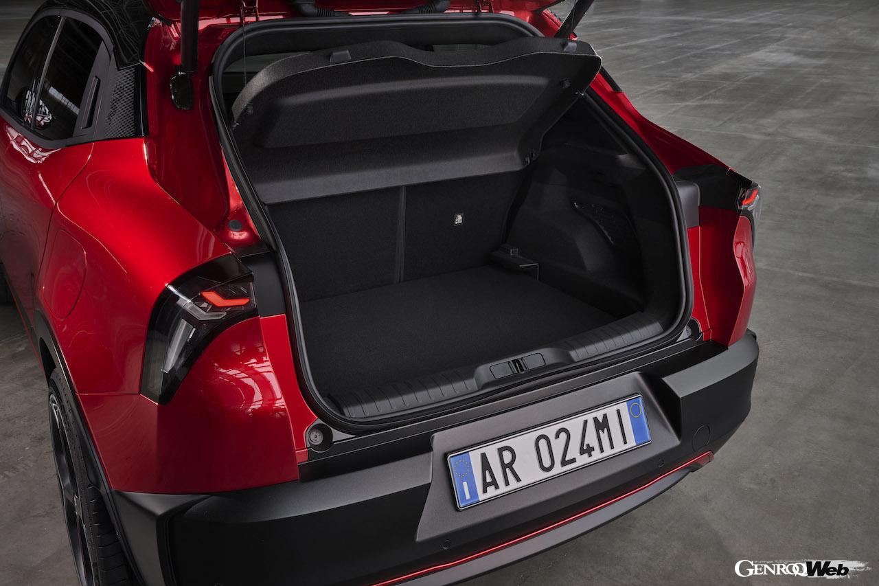 ハイパフォーマンス電動クロスオーバー「アルファロメオ ジュニア ヴェローチェ」のラゲッジルーム。