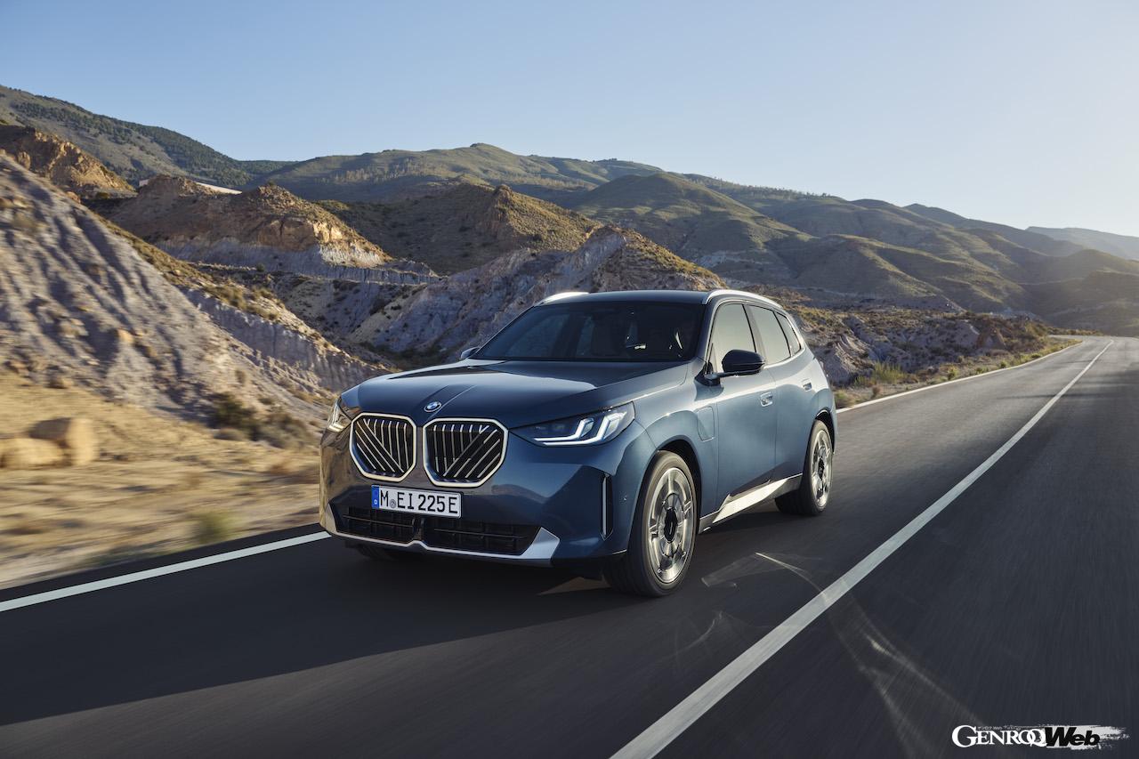 4代目に進化した新型「BMW X3 30e xDrive」の走行シーン。