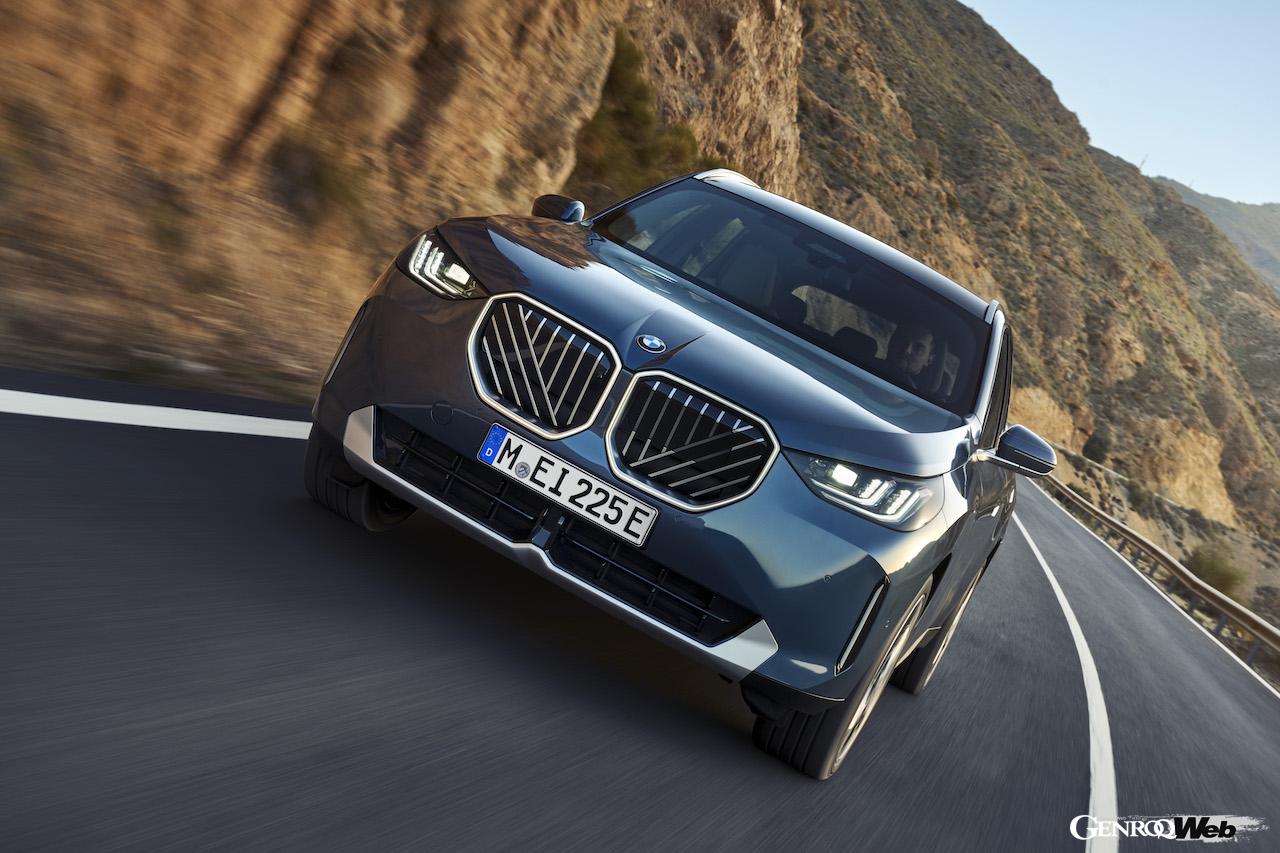 4代目に進化した新型「BMW X3 30e xDrive」の走行シーン。