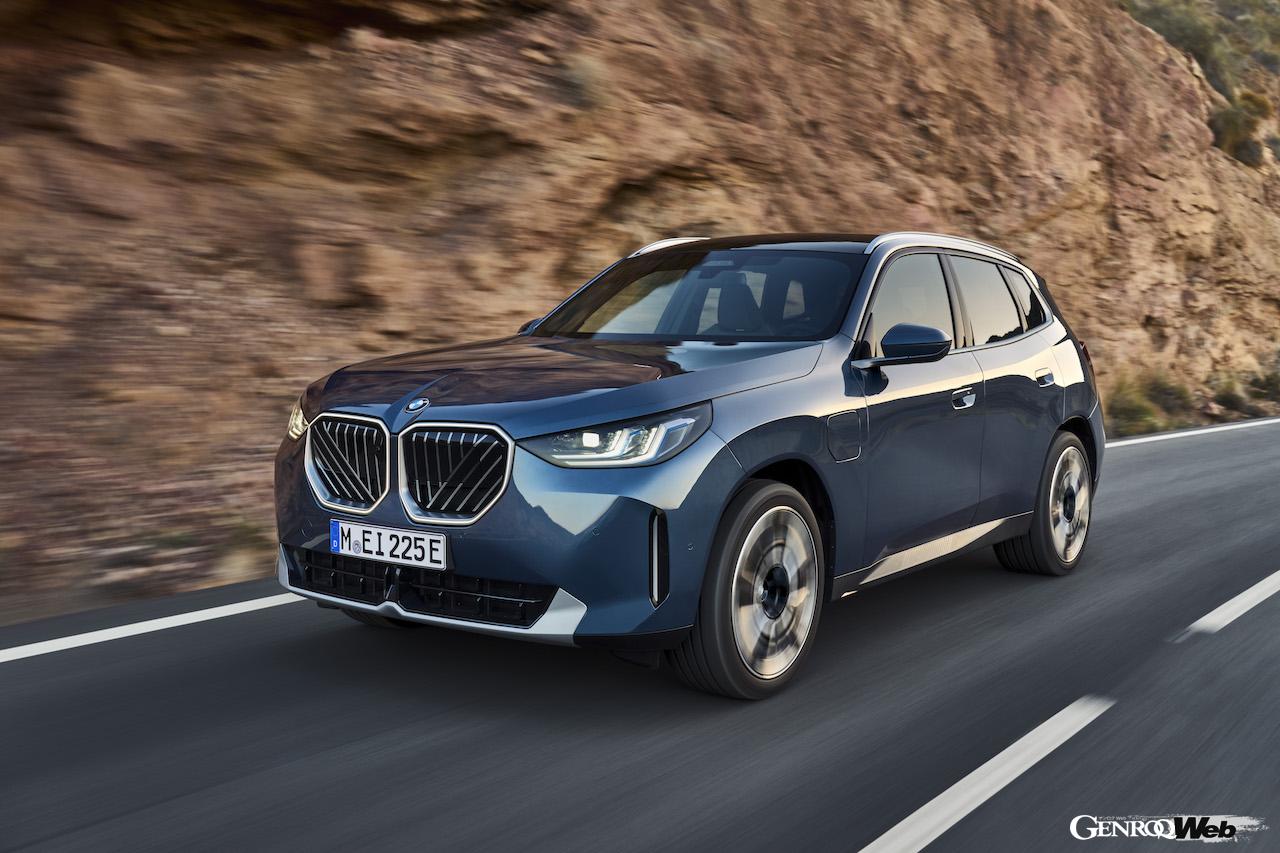 4代目に進化した新型「BMW X3 30e xDrive」の走行シーン。
