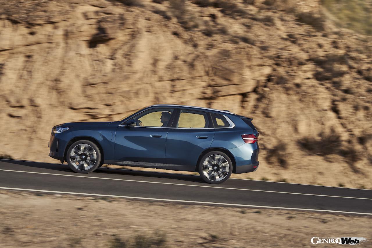 4代目に進化した新型「BMW X3 30e xDrive」の走行シーン。