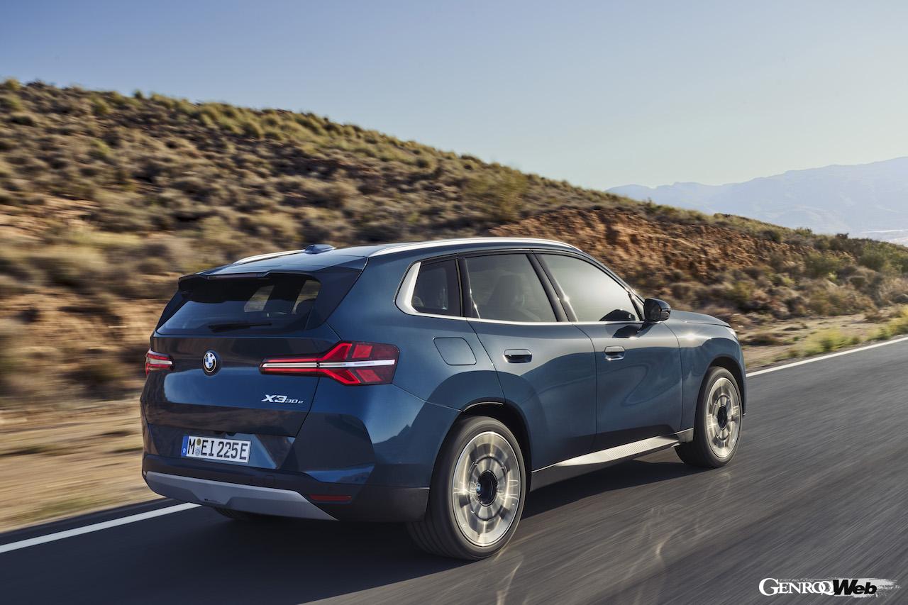 4代目に進化した新型「BMW X3 30e xDrive」の走行シーン。