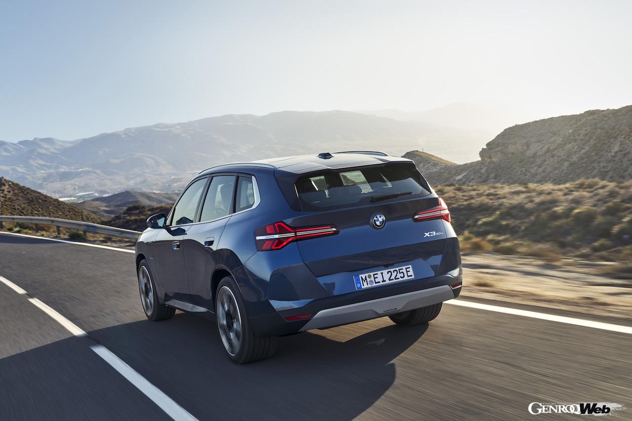 4代目に進化した新型「BMW X3 30e xDrive」の走行シーン。