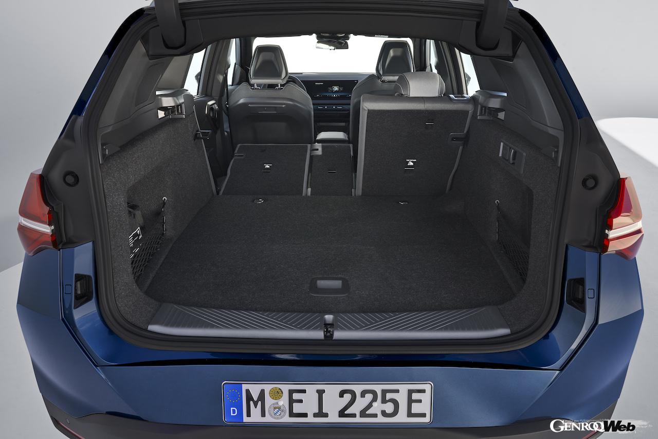 4代目に進化した新型「BMW X3 30e xDrive」のラゲッジルーム。