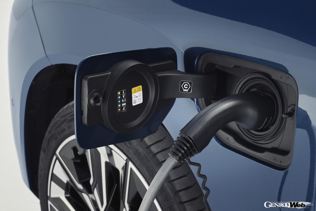 「X3 30e xDrive」には、2.0リッター直4ガソリンターボをベースとするプラグインハイブリッドシステムを搭載。EVモードでの最大航続距離は81～90kmが確保された。