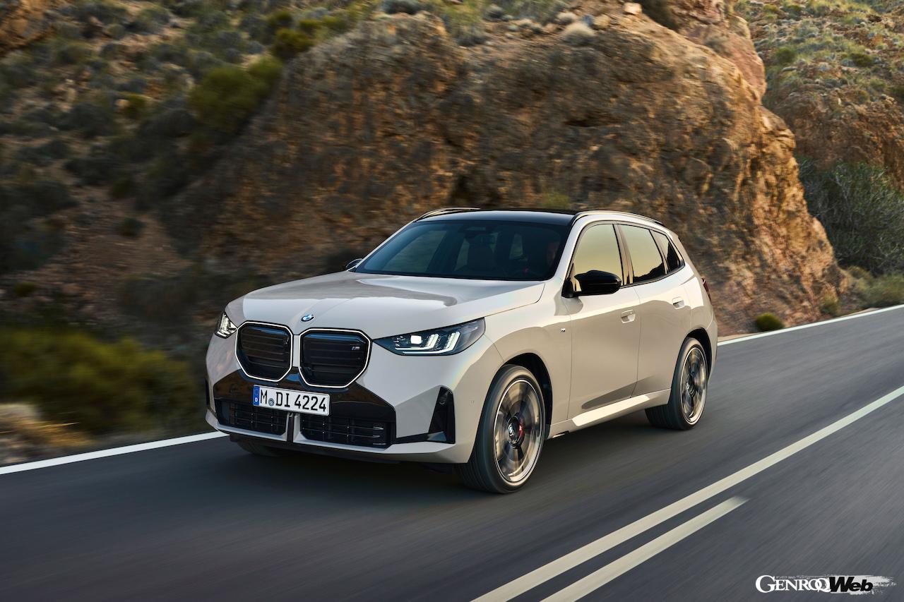 4代目に進化した新型「BMW X3 M50 xDrive」の走行シーン。