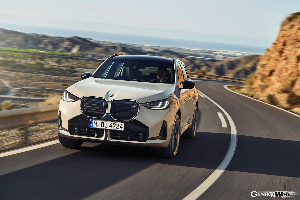 4代目に進化した新型「BMW X3 M50 xDrive」の走行シーン。