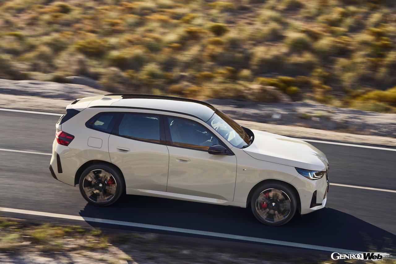 4代目に進化した新型「BMW X3 M50 xDrive」の走行シーン。