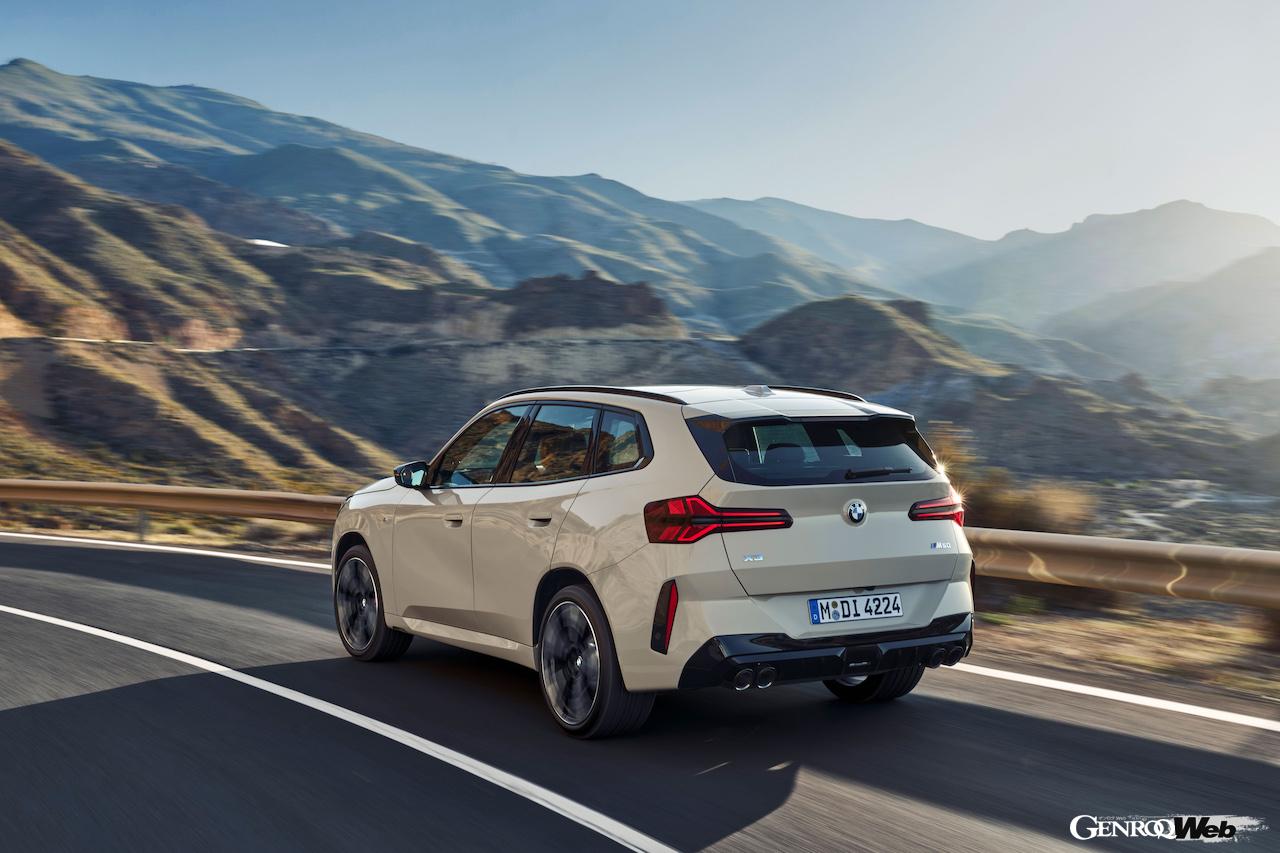 4代目に進化した新型「BMW X3 M50 xDrive」の走行シーン。