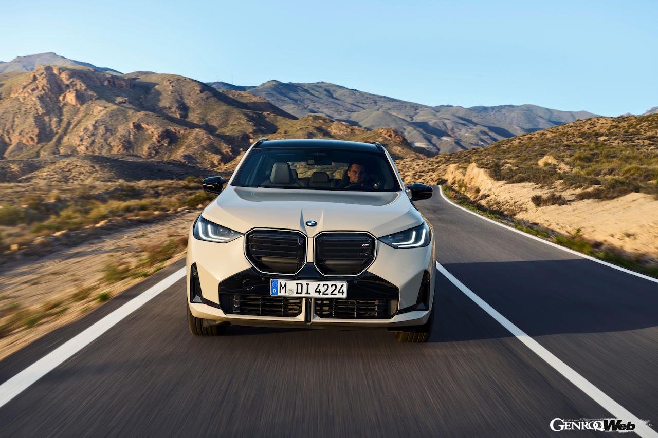 4代目に進化した新型「BMW X3 M50 xDrive」の走行シーン。