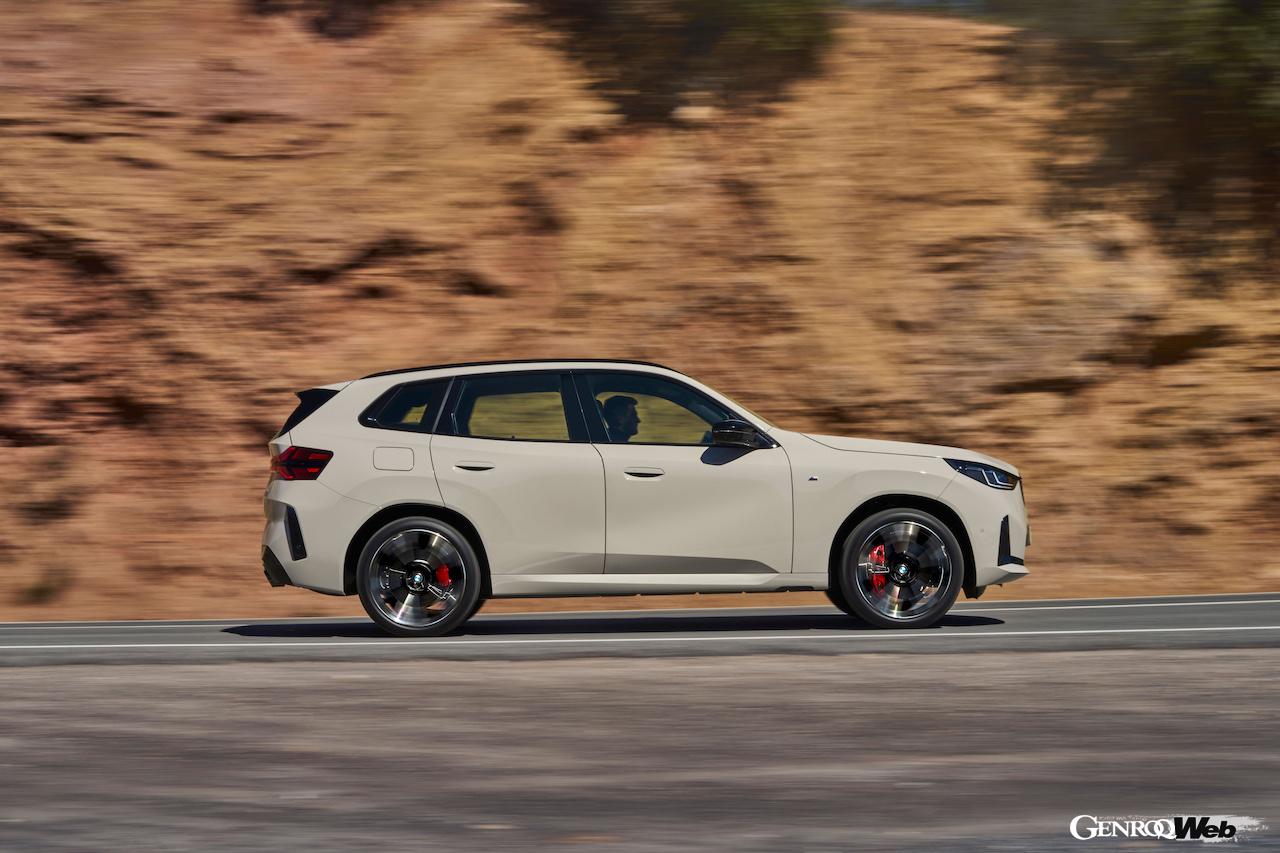 4代目に進化した新型「BMW X3 M50 xDrive」の走行シーン。