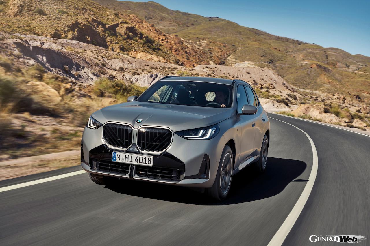 4代目に進化した新型「BMW X3 20 xDrive」の走行シーン。
