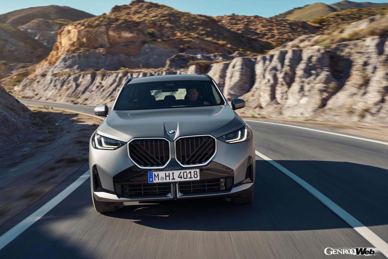 4代目に進化した新型「BMW X3 20 xDrive」の走行シーン。