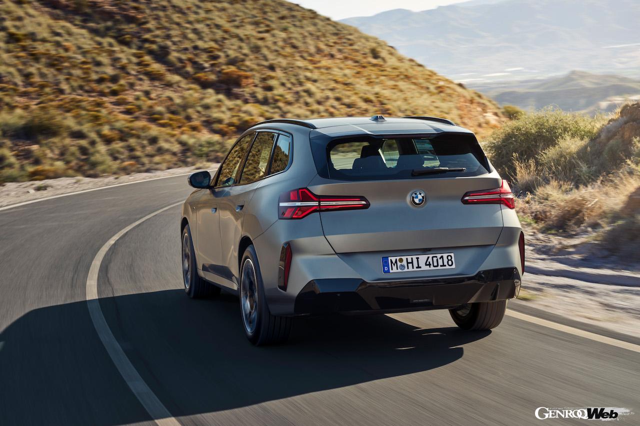4代目に進化した新型「BMW X3 20 xDrive」の走行シーン。