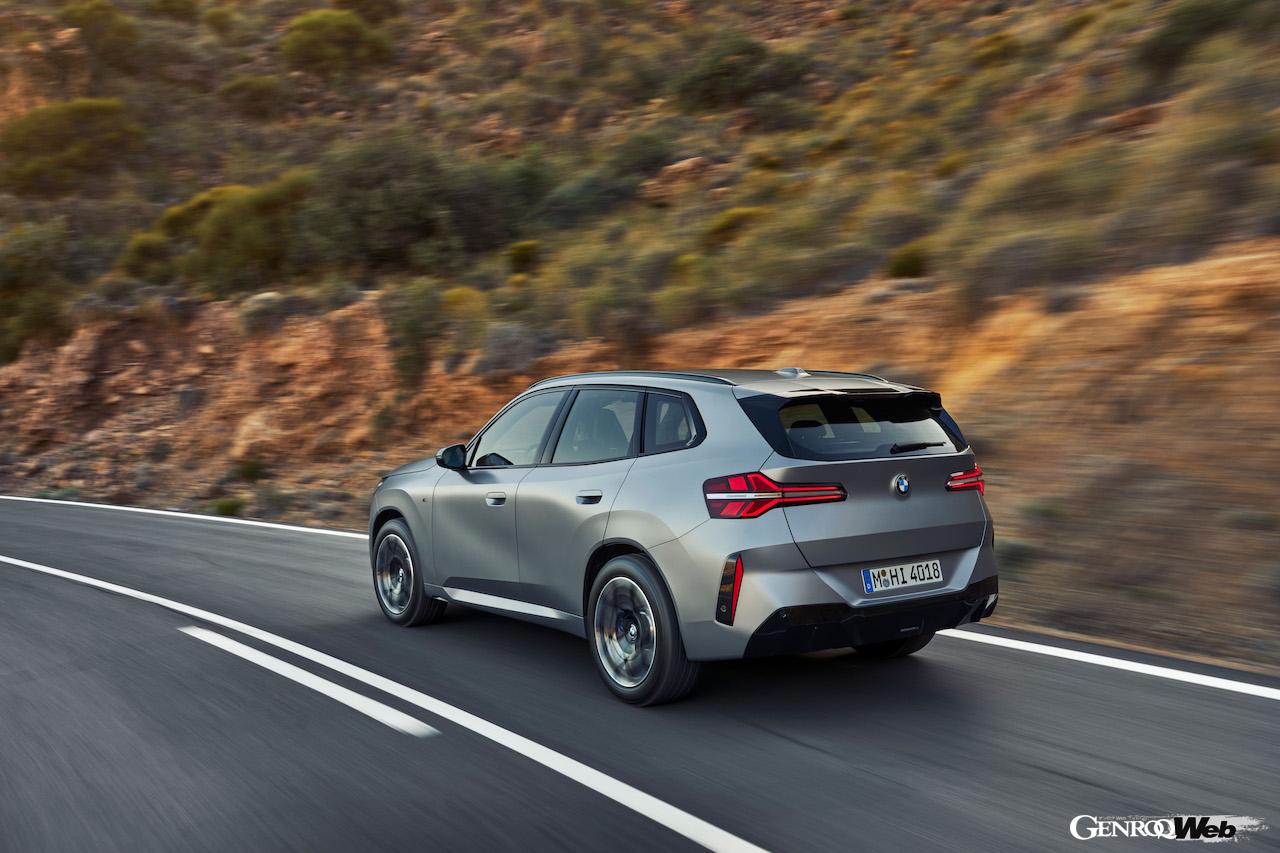 4代目に進化した新型「BMW X3 20 xDrive」の走行シーン。