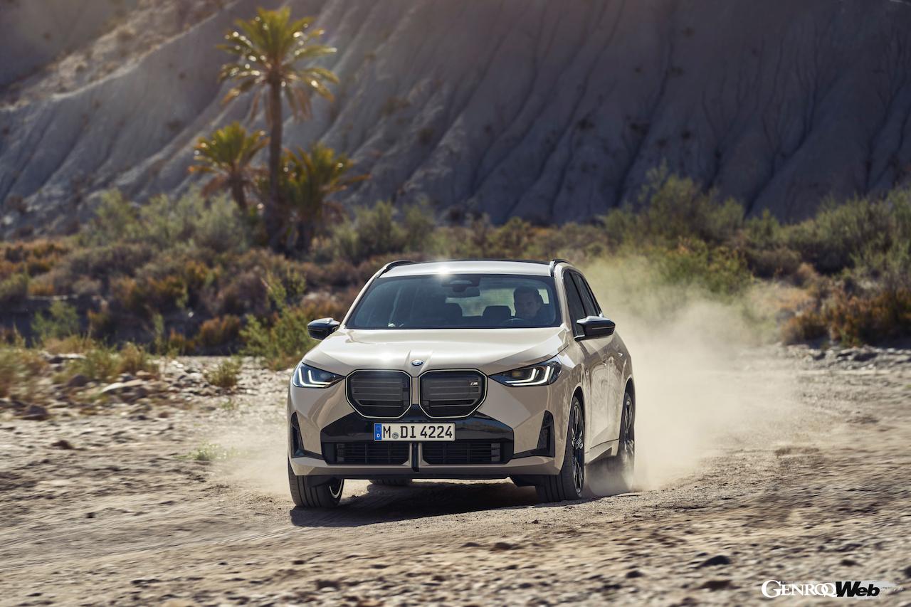 4代目に進化した新型「BMW X3 M50 xDrive」の走行シーン。