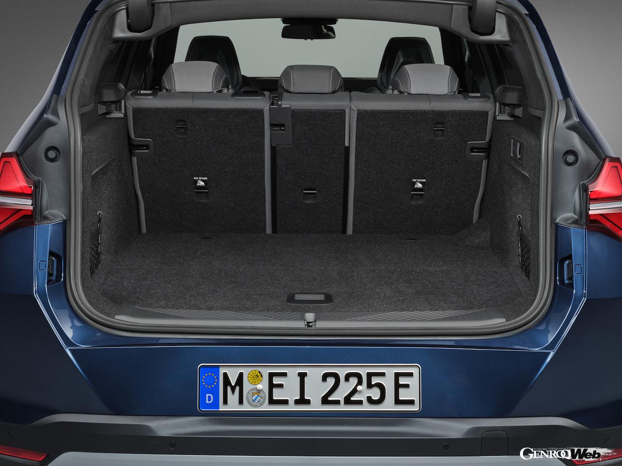 4代目に進化した新型「BMW X3 30e xDrive」のラゲッジルーム。