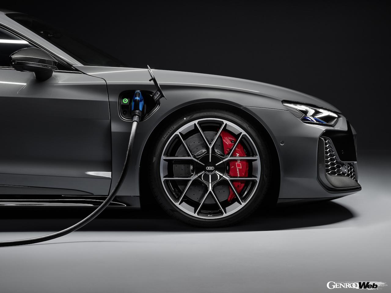 大幅にアップデートされた「RS e-tron GT」の充電シーン。
