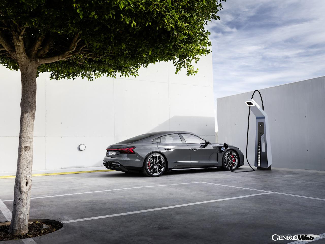 大幅にアップデートされた「RS e-tron GT」の充電シーン。