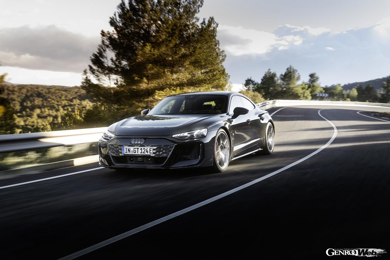 大幅にアップデートされた「RS e-tron GT」の走行シーン。