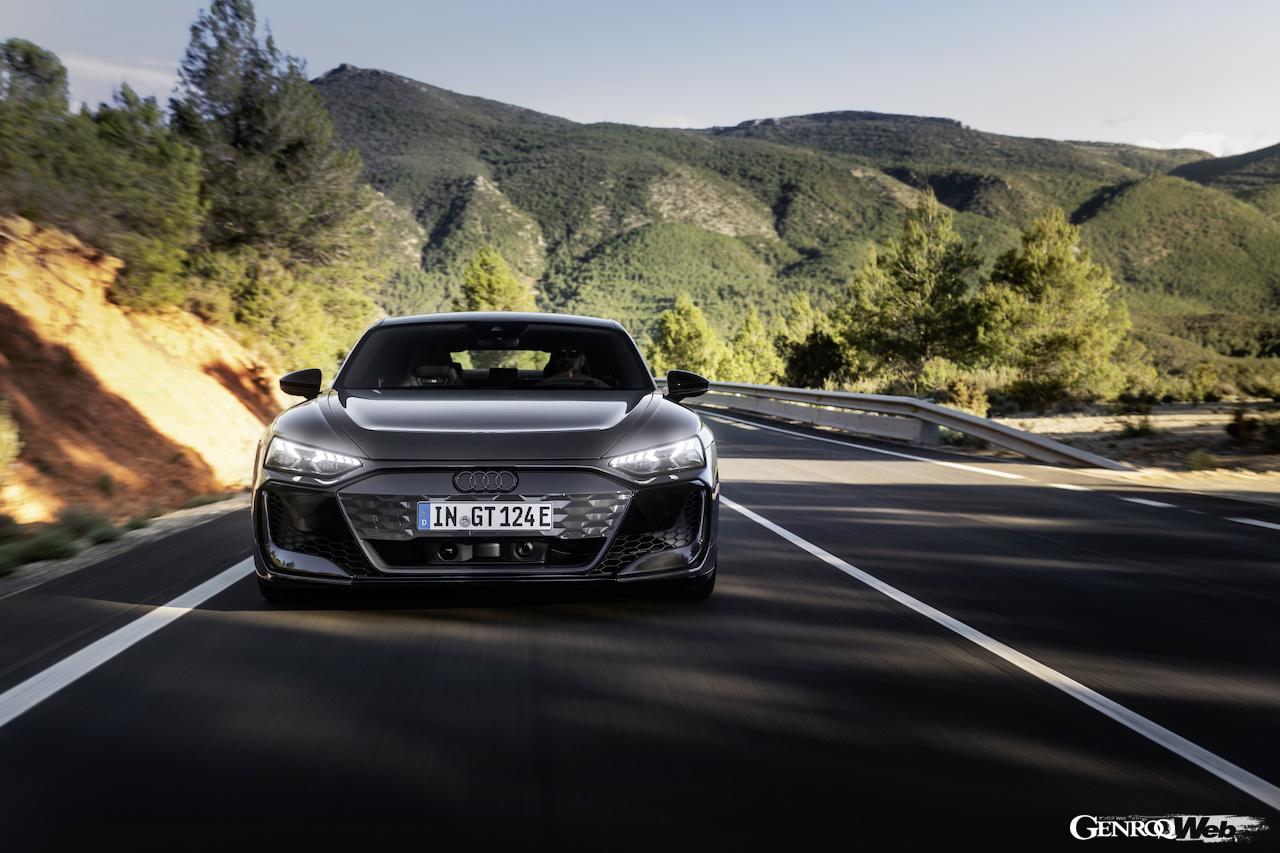大幅にアップデートされた「RS e-tron GT」の走行シーン。