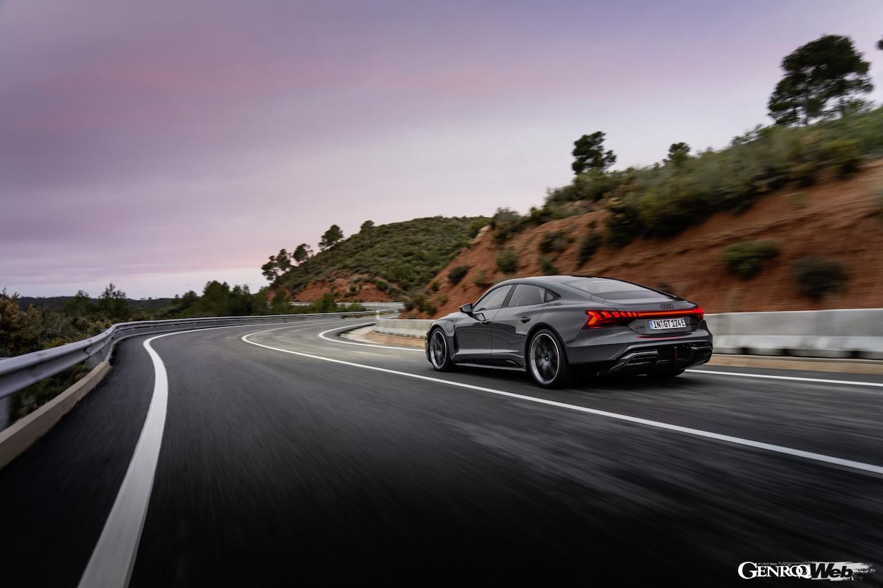 大幅にアップデートされた「RS e-tron GT」の走行シーン。