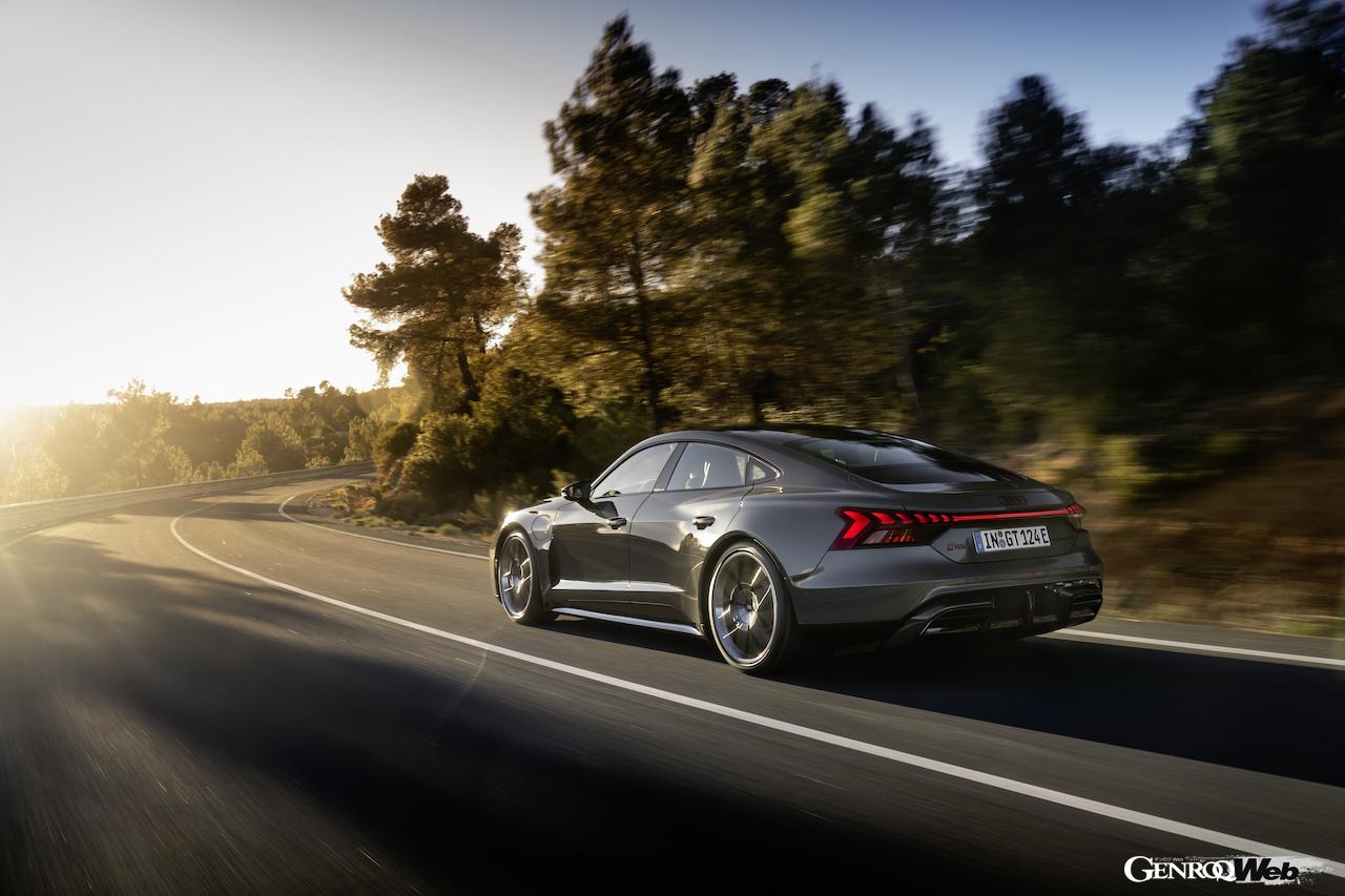 大幅にアップデートされた「RS e-tron GT」の走行シーン。