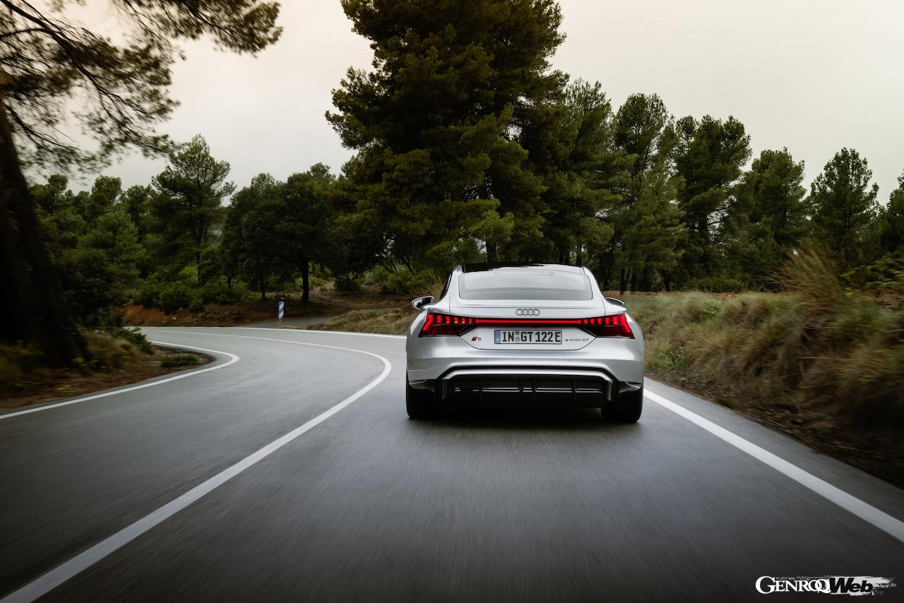 大幅にアップデートされた「S e-tron GT」の走行シーン。