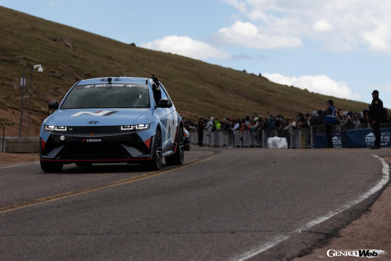 市販仕様の「アイオニック 5 N」で初のパイクスピークに挑戦した、ロン・ザラス。