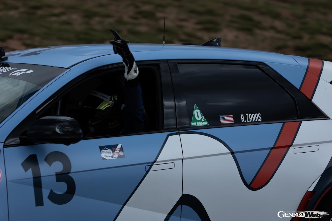 市販仕様の「アイオニック 5 N」で初のパイクスピークに挑戦した、ロン・ザラス。