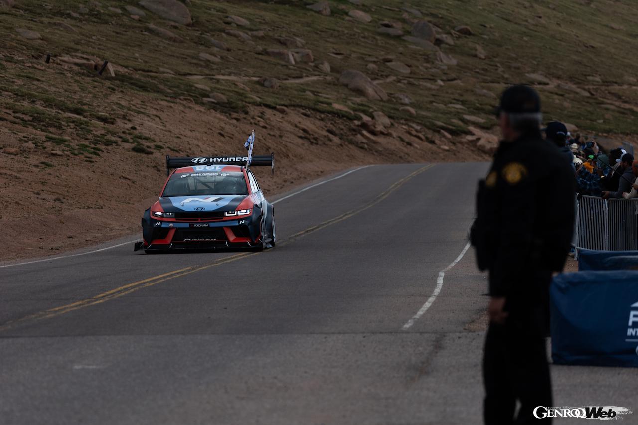 「アイオニック 5 N TA スペック」198号車をドライブし、新記録を樹立したダニ・ソルド。