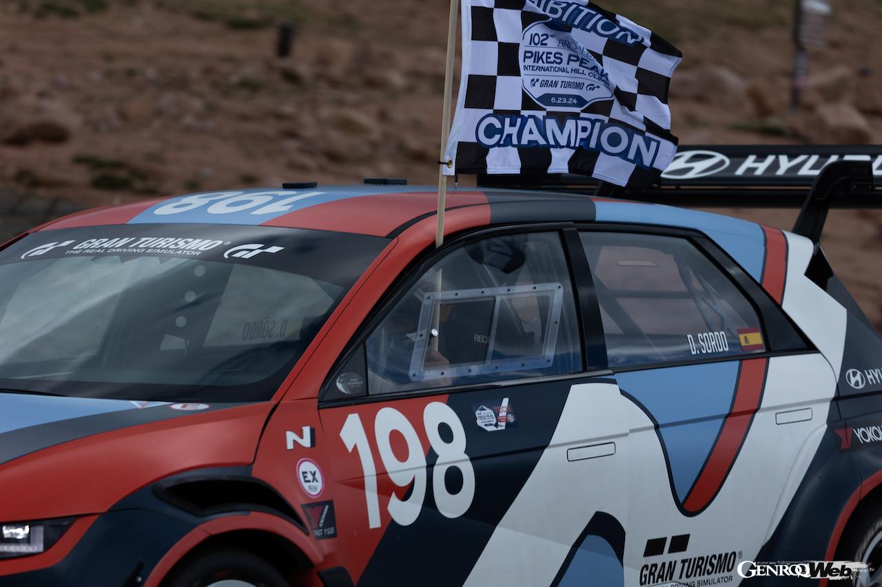 「アイオニック 5 N TA スペック」198号車をドライブし、新記録を樹立したダニ・ソルド。