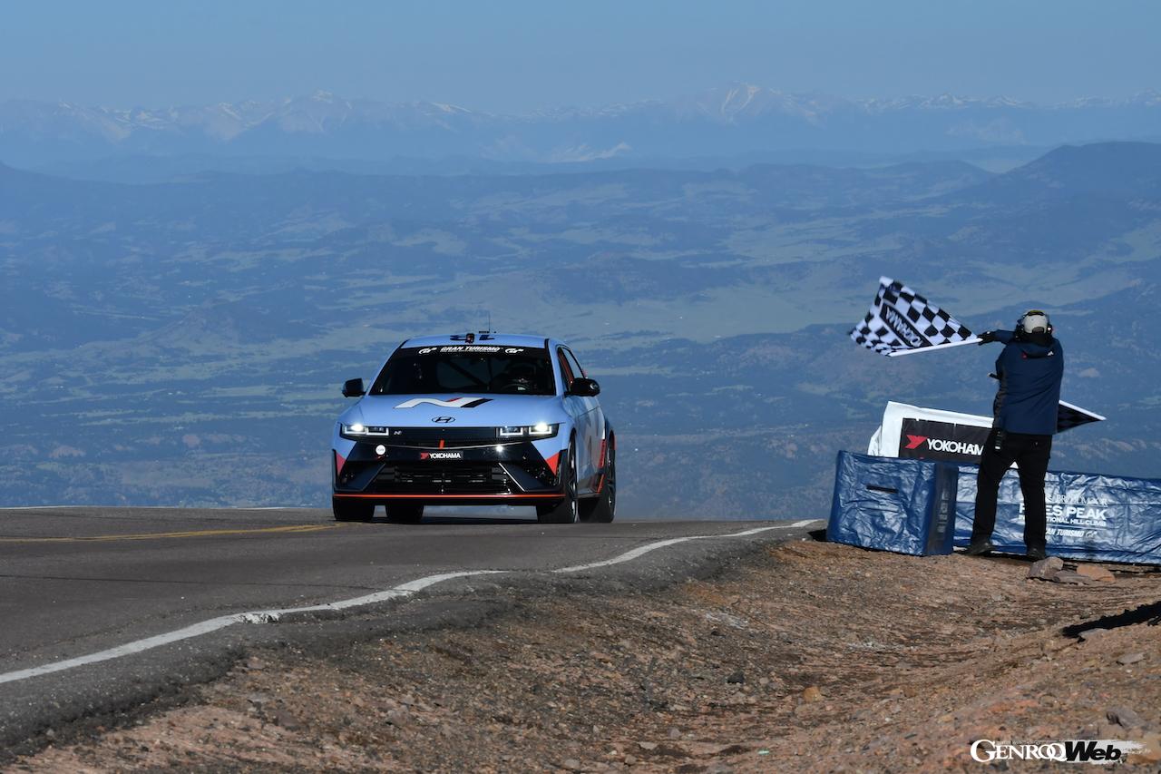 市販仕様の「アイオニック 5 N」で初のパイクスピークに挑戦した、ロン・ザラス。