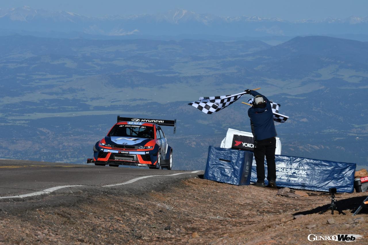 「アイオニック 5 N TA スペック」198号車をドライブし、新記録を樹立したダニ・ソルド。