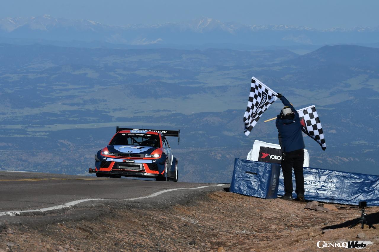 「アイオニック 5 N TA スペック」198号車をドライブし、新記録を樹立したダニ・ソルド。