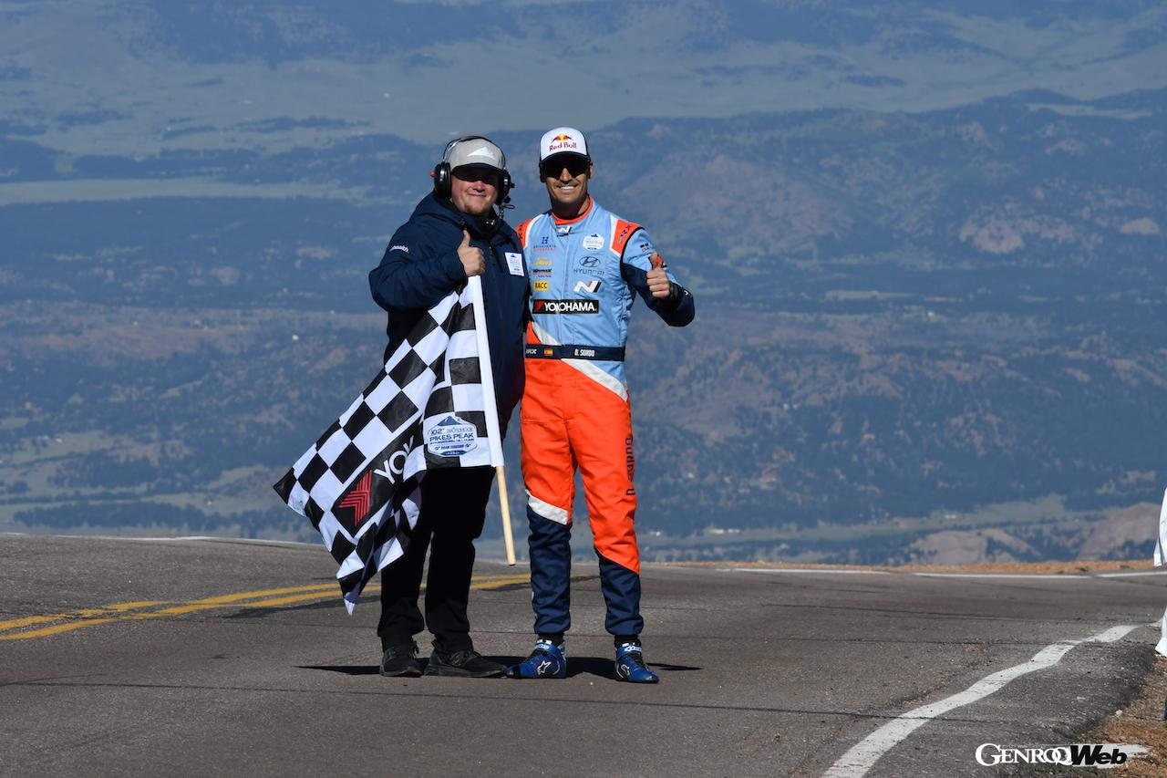 「アイオニック 5 N TA スペック」198号車をドライブし、新記録を樹立したダニ・ソルド。