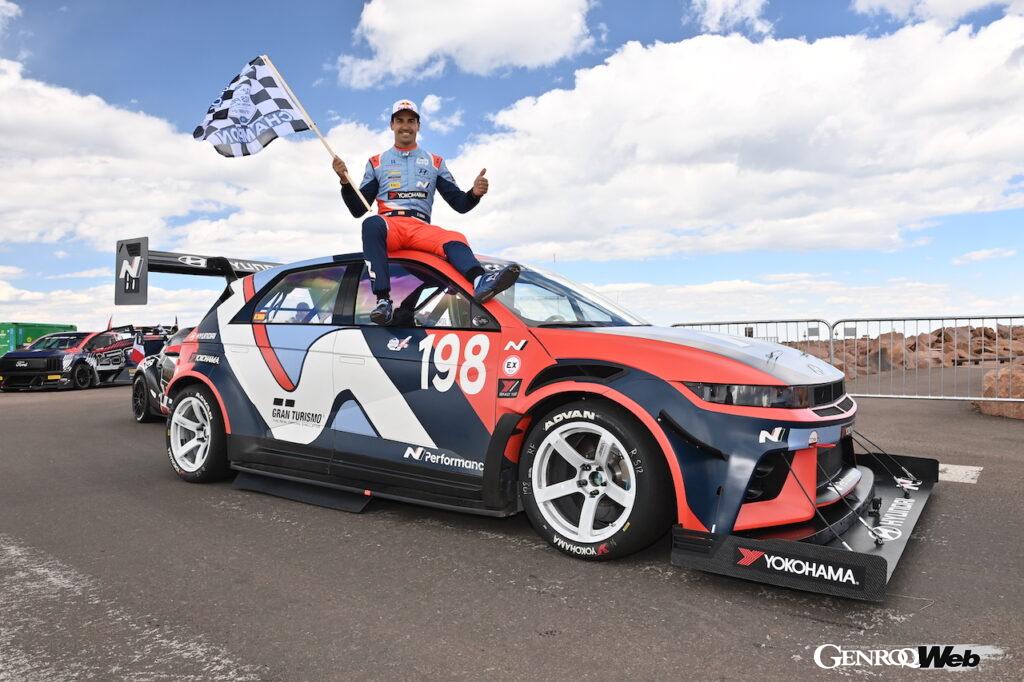 「アイオニック 5 N TA スペック」198号車をドライブし、新記録を樹立したダニ・ソルド。