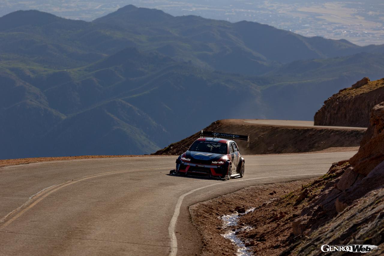 「アイオニック 5 N TA スペック」198号車をドライブし、新記録を樹立したダニ・ソルド。