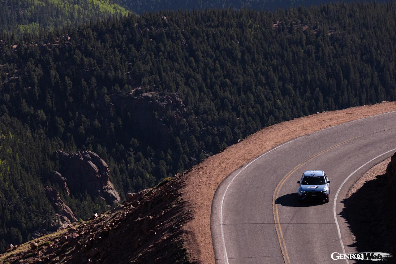 市販仕様の「アイオニック 5 N」で初のパイクスピークに挑戦した、ロン・ザラス。