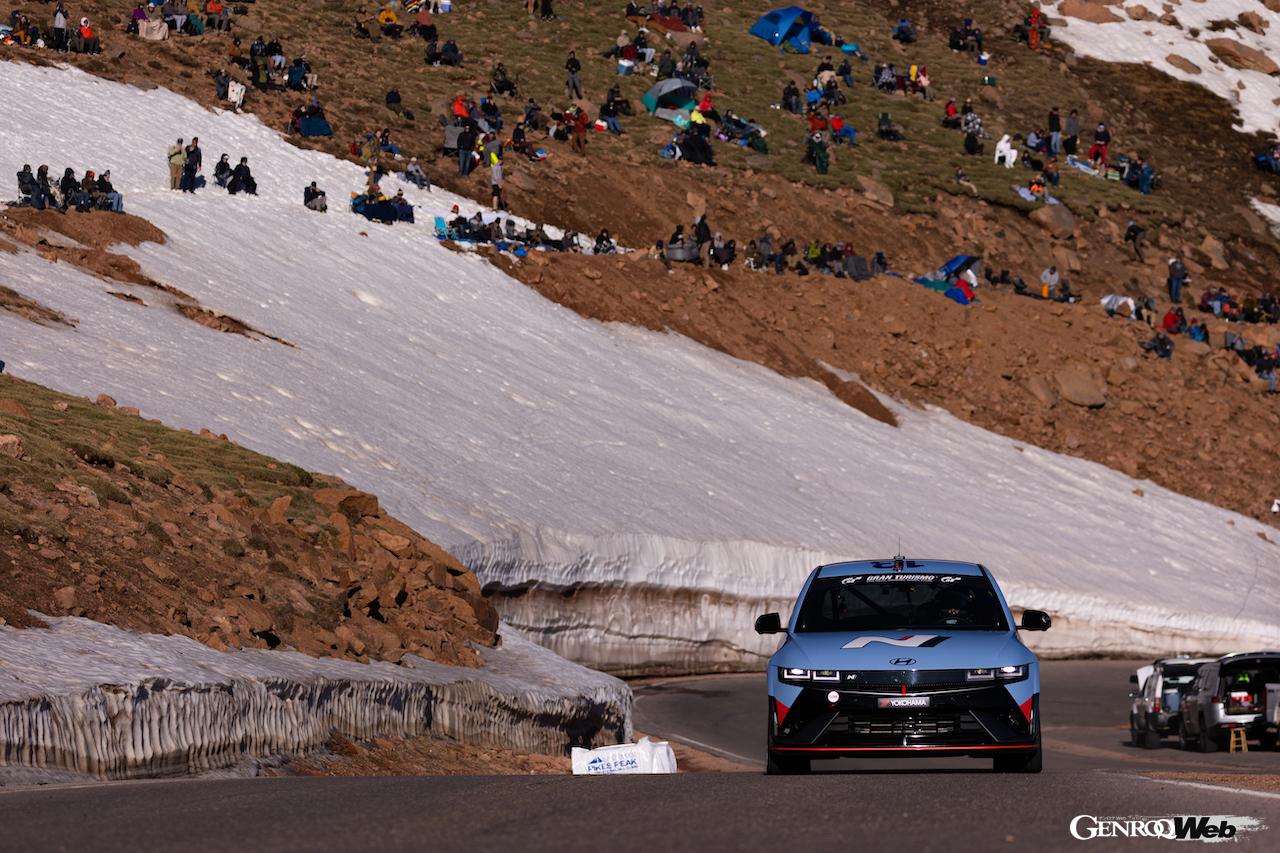 市販仕様の「アイオニック 5 N」で初のパイクスピークに挑戦した、ロン・ザラス。