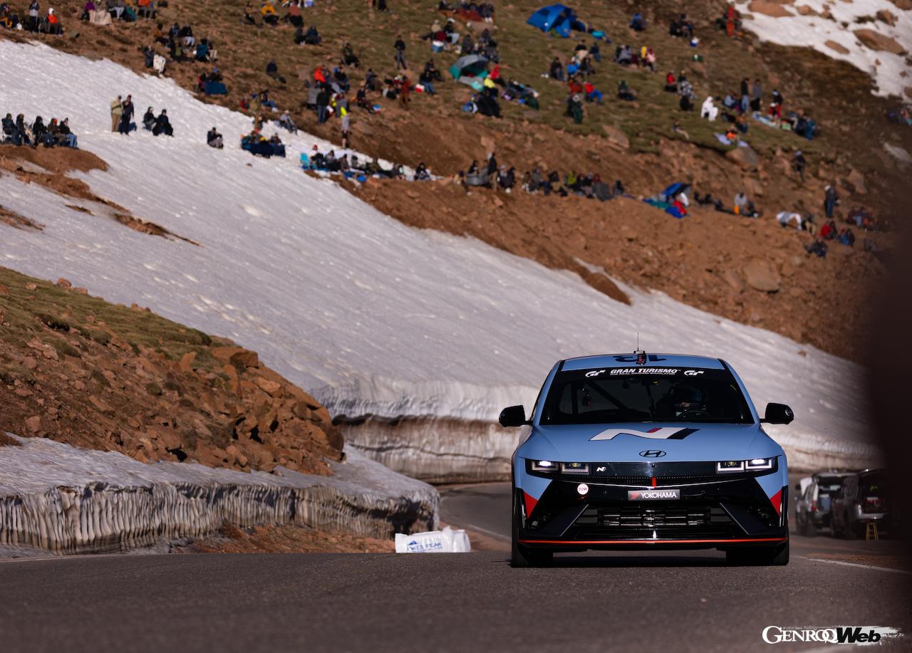 市販仕様の「アイオニック 5 N」で初のパイクスピークに挑戦した、ロン・ザラス。