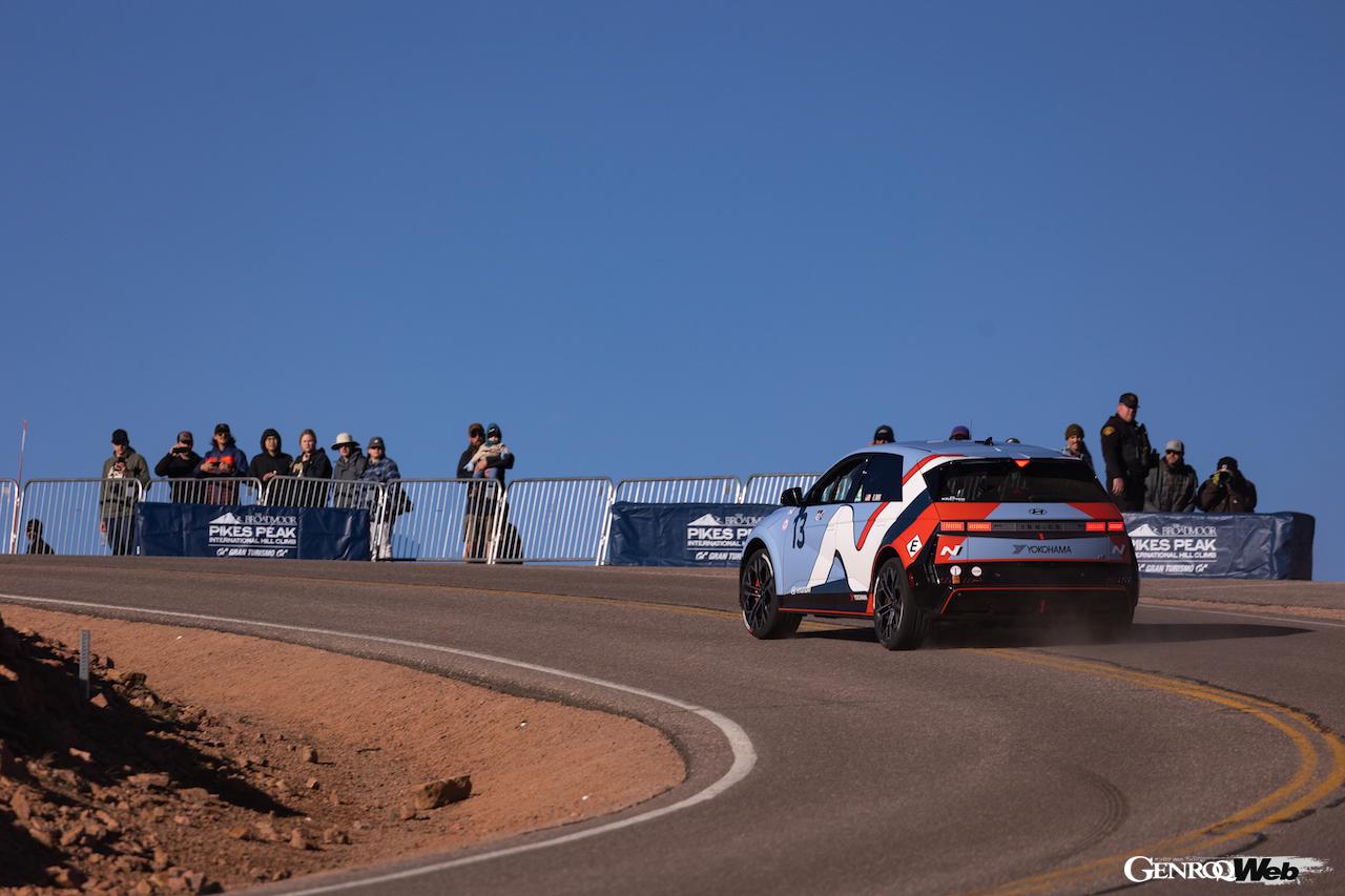 市販仕様の「アイオニック 5 N」で初のパイクスピークに挑戦した、ロン・ザラス。