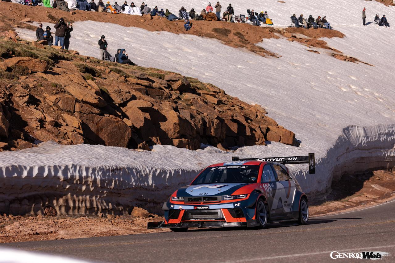 「アイオニック 5 N TA スペック」198号車をドライブし、新記録を樹立したダニ・ソルド。