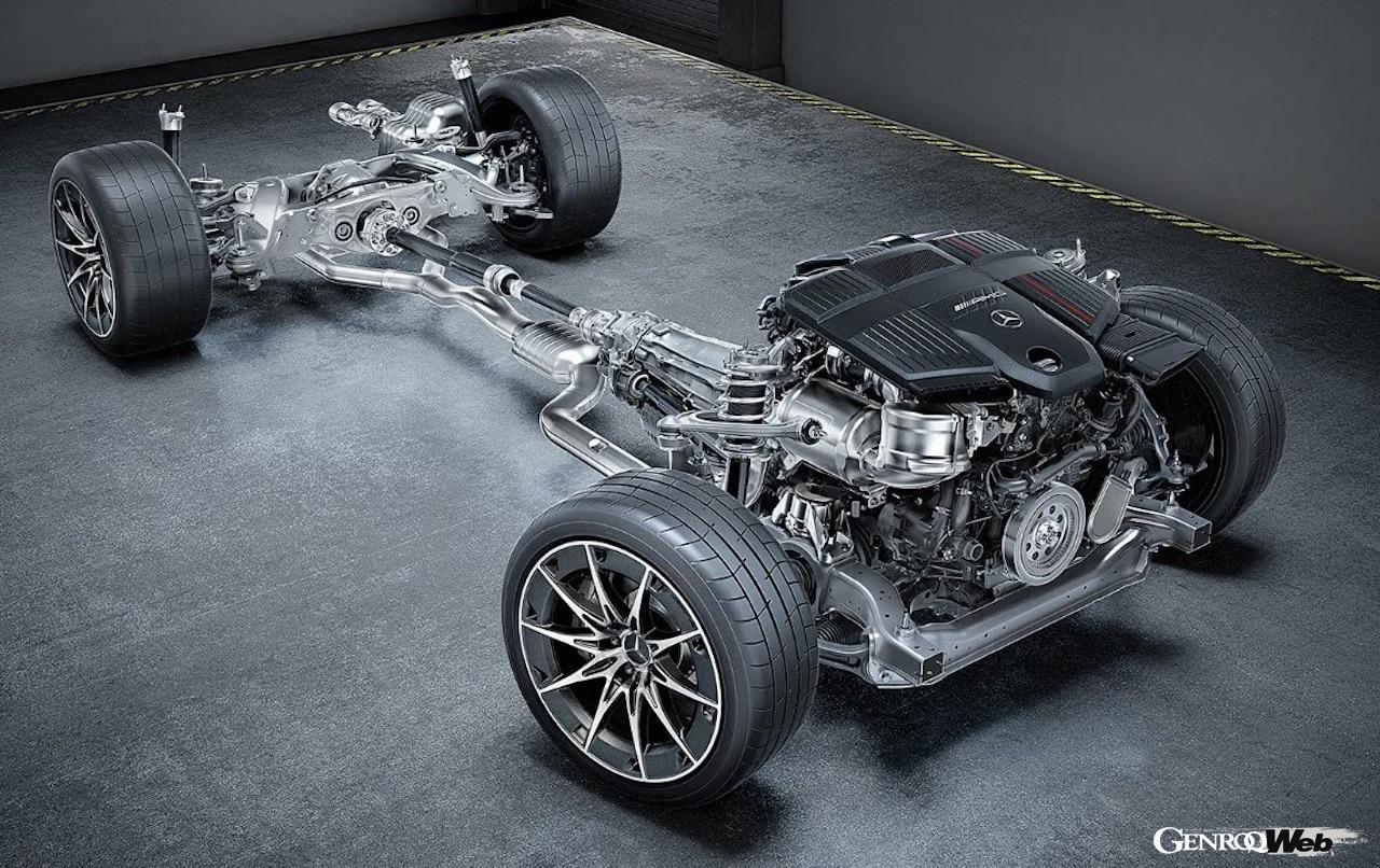 パワフルな3.0リッター直列6 気筒ガソリンターボに、ISGと48V電動スーパーチャージャーが組み合わせられ、最高出力449PS・最大トルク560Nmを発揮する。