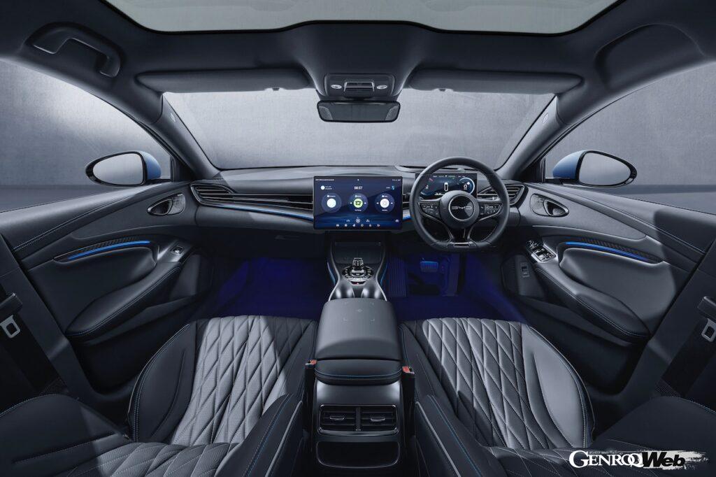 日本に導入されるのは1モーターの「BYD シール」と2モーターの「BYD シール AWD」。BYD シールは7月から日本でのデリバリーがスタートする。写真はBYD シールの先進的なコクピット。