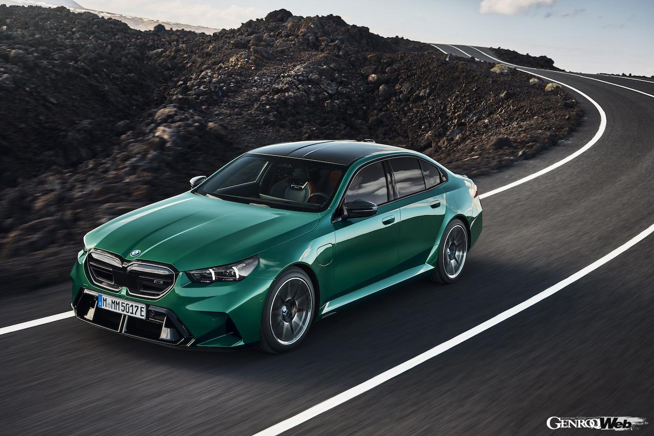 「Mハイブリッド・システム」を搭載する、新型「BMW M5」の走行シーン。